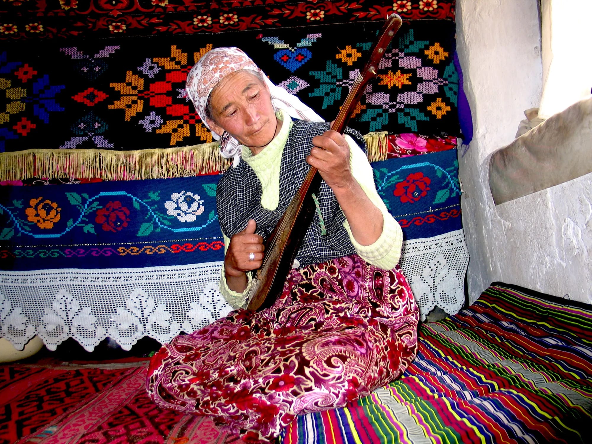 Woman with Komuz outside Murghob